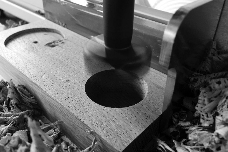 Eierbecher an der Standbohrmaschine